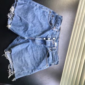 distressed levi shorts